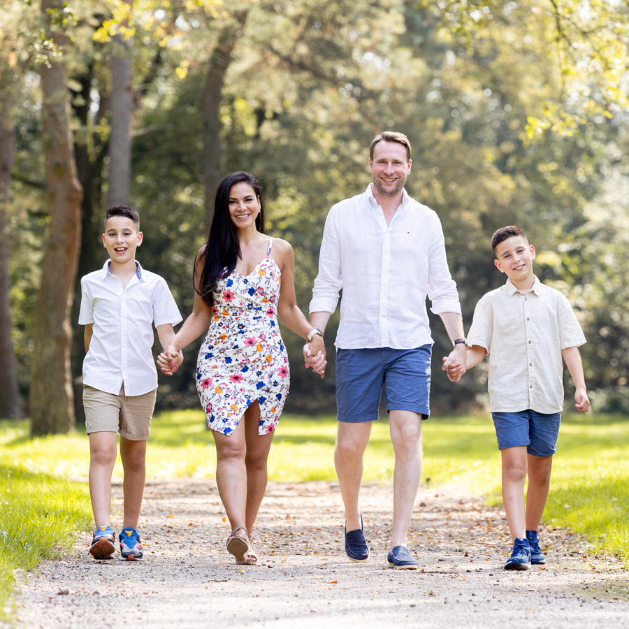 lopend gezin voor familiefoto bij de beekse bergen